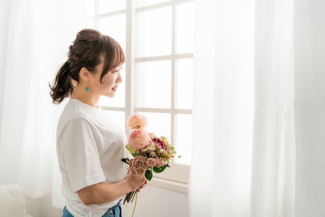 花束を持つ女性