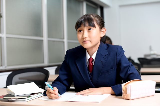 勉強する中学生の女の子