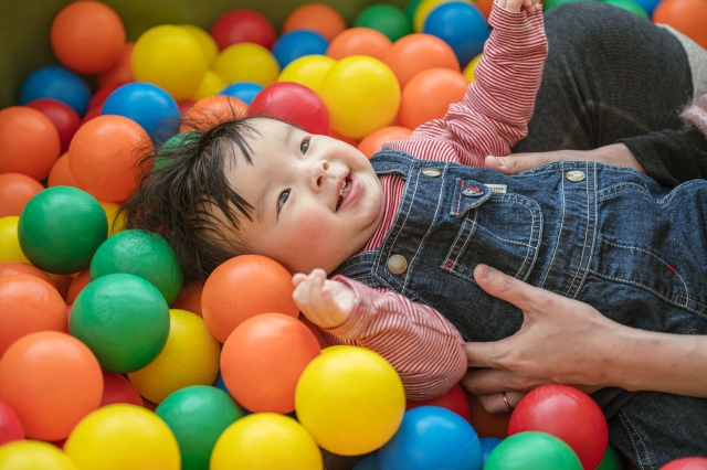 親と遊ぶ男の子