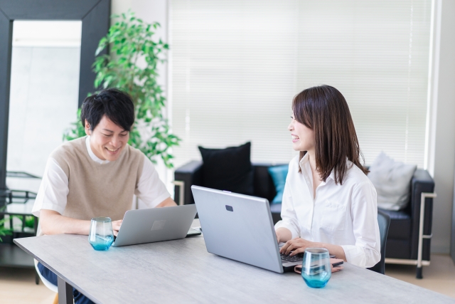 楽しく話す男女