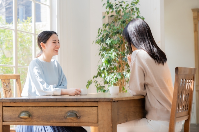 楽しそうに話す女性達