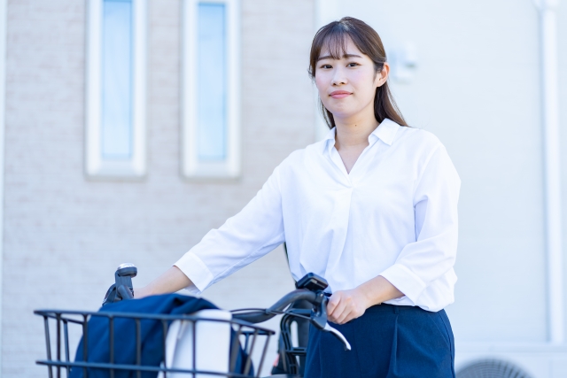 自転車を押す女性