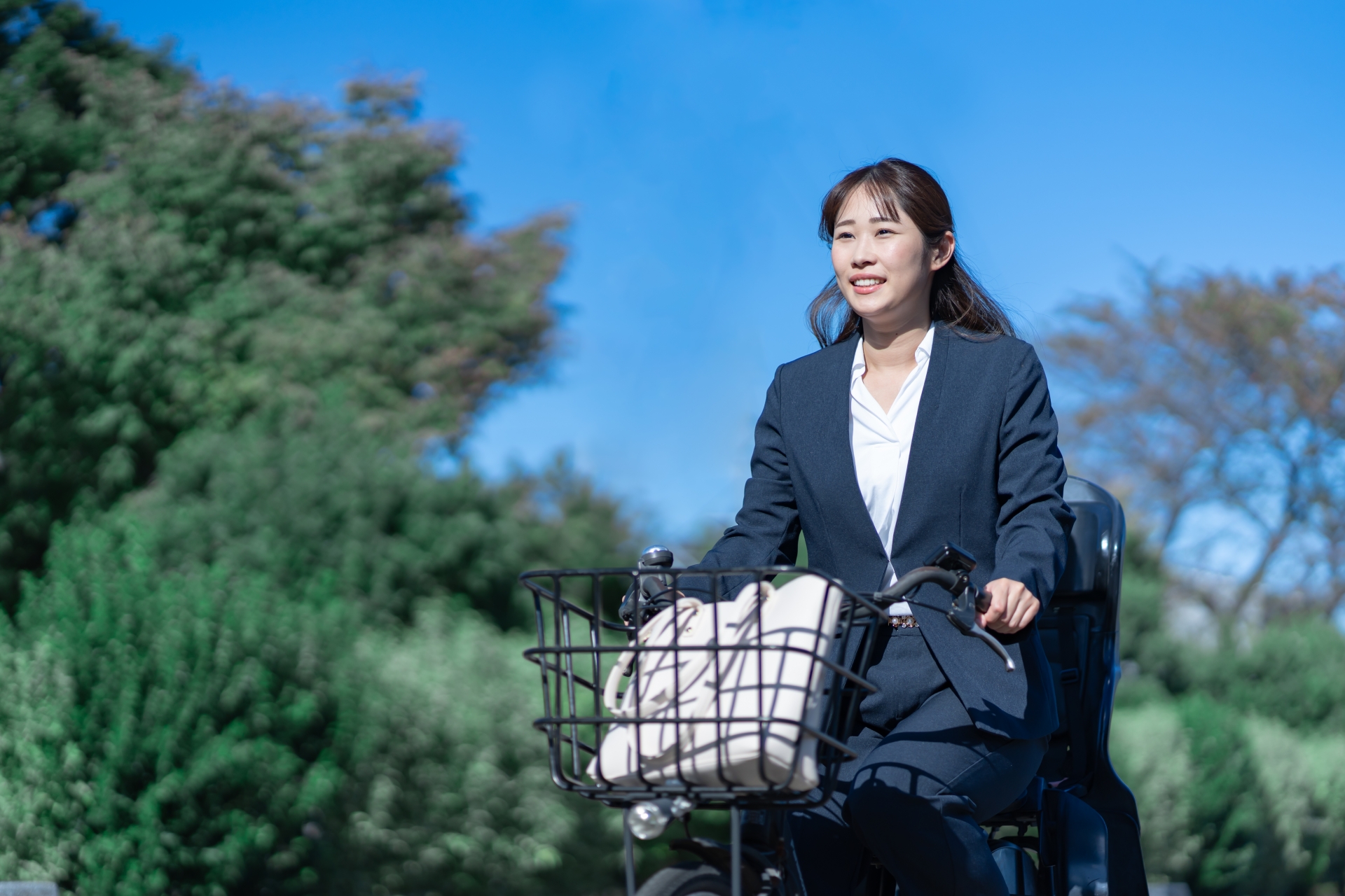 自転車に乗る女性