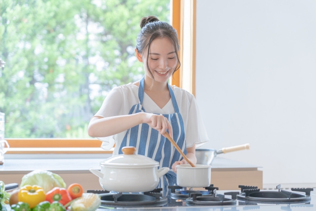 料理を作る女性