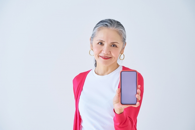 スマホを持つ女性