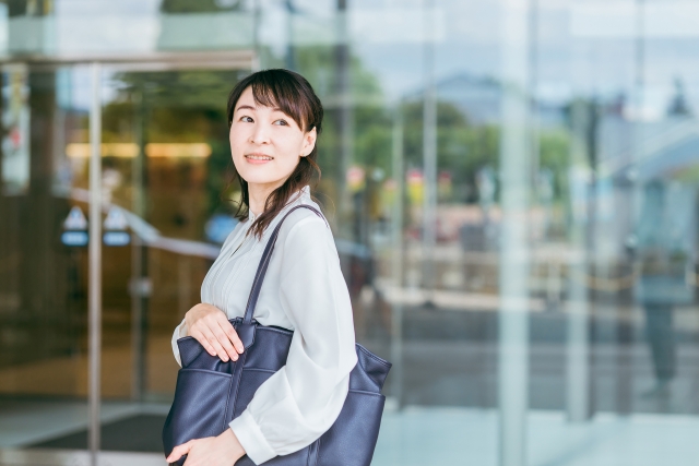 仕事に行く女性