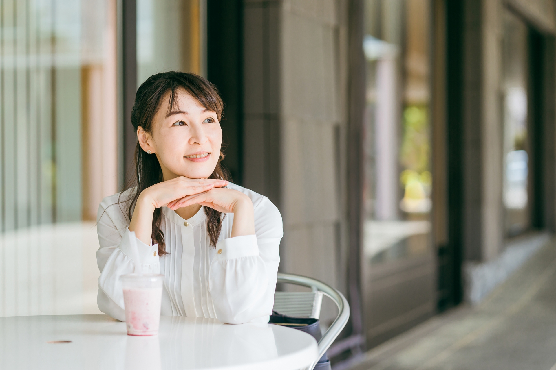 カフェにいる女性