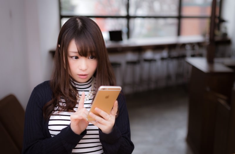 スマホを使う女性