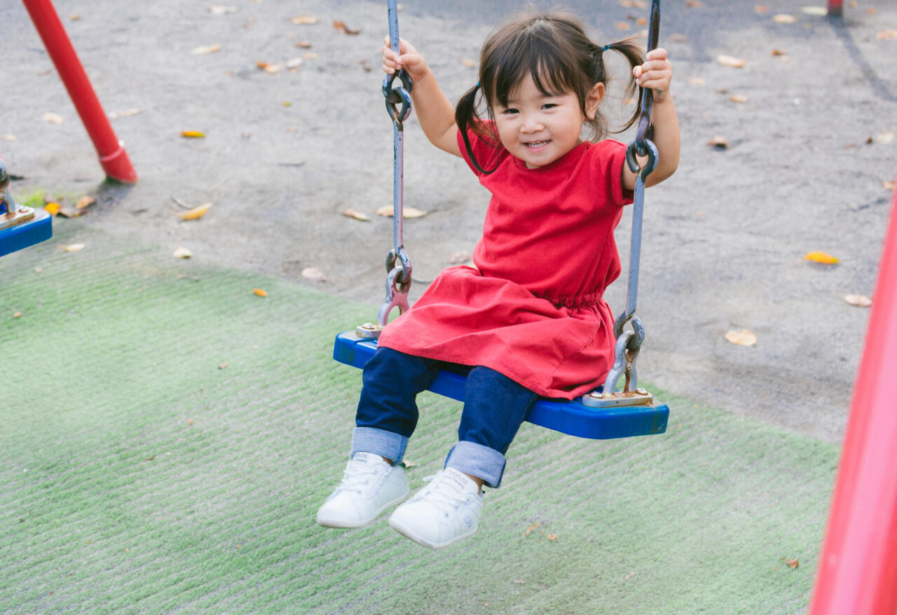 ブランコに乗る子ども