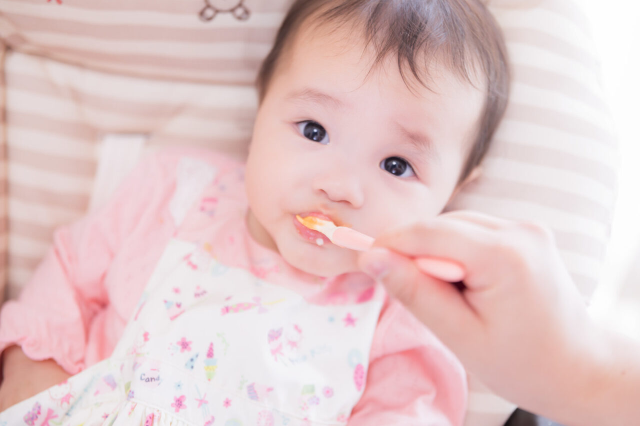 ご飯を食べる赤ちゃん