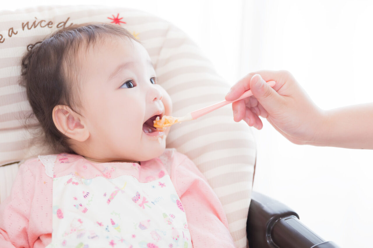 離乳食を食べる赤ちゃん