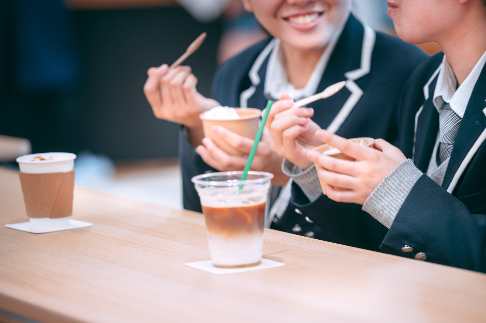 カフェで談笑する高校生